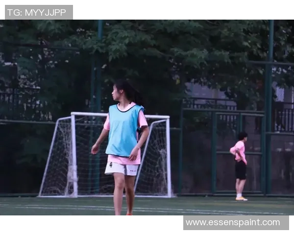 抖音爆红足球女孩凭实力征服球迷 展现惊人技巧与魅力引领潮流