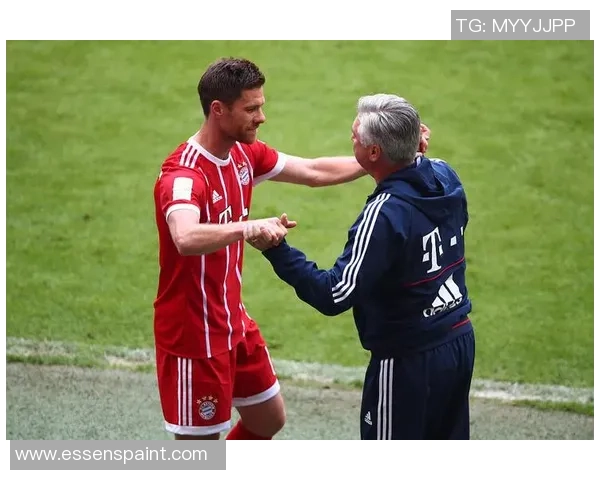 球星闪耀绿茵挥别赛场背影中足球伴随离去引发无限遐想